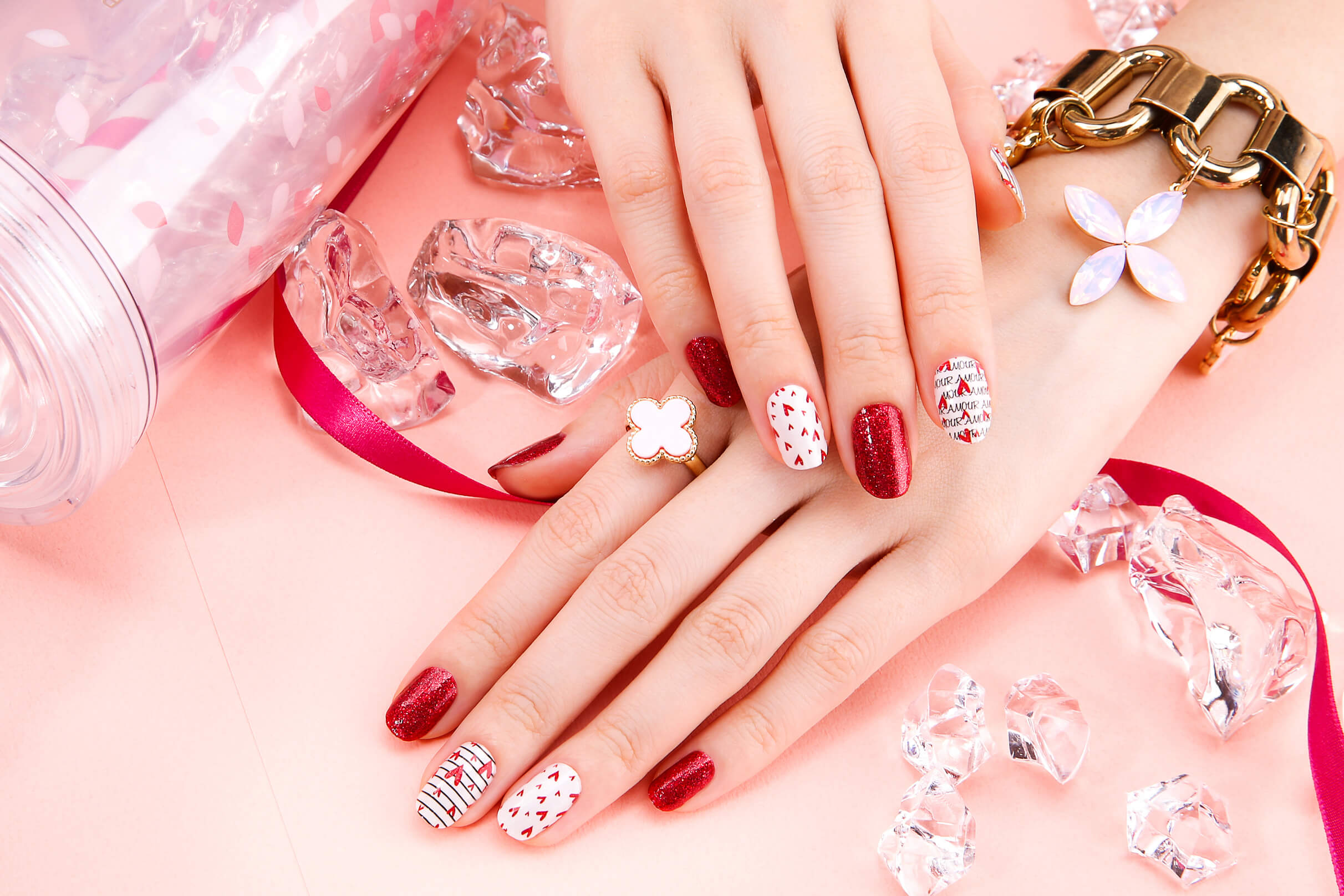 Mẫu nail đẹp nhẹ nhàng đính đá siêu sang